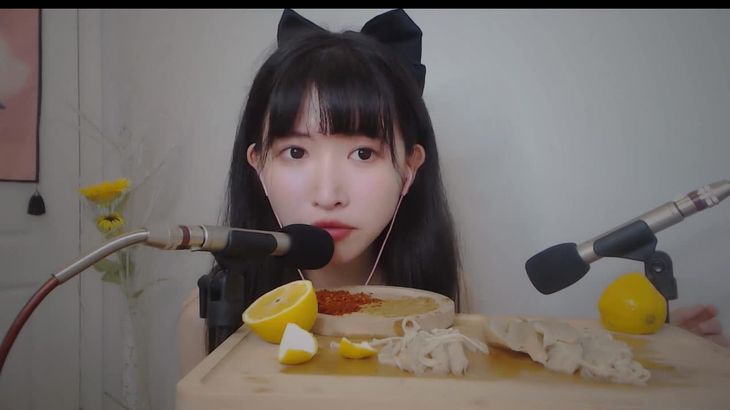 Enoki Mushroom ASMR主播：金针菇与鸡腿菇咀嚼音在线播放