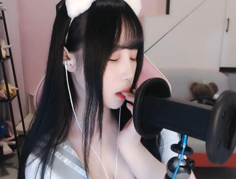 斗鱼尤猫醒醒飞机福利吃手指