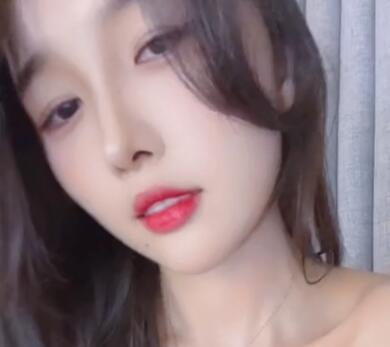 虎牙小小奶瓶儿自拍