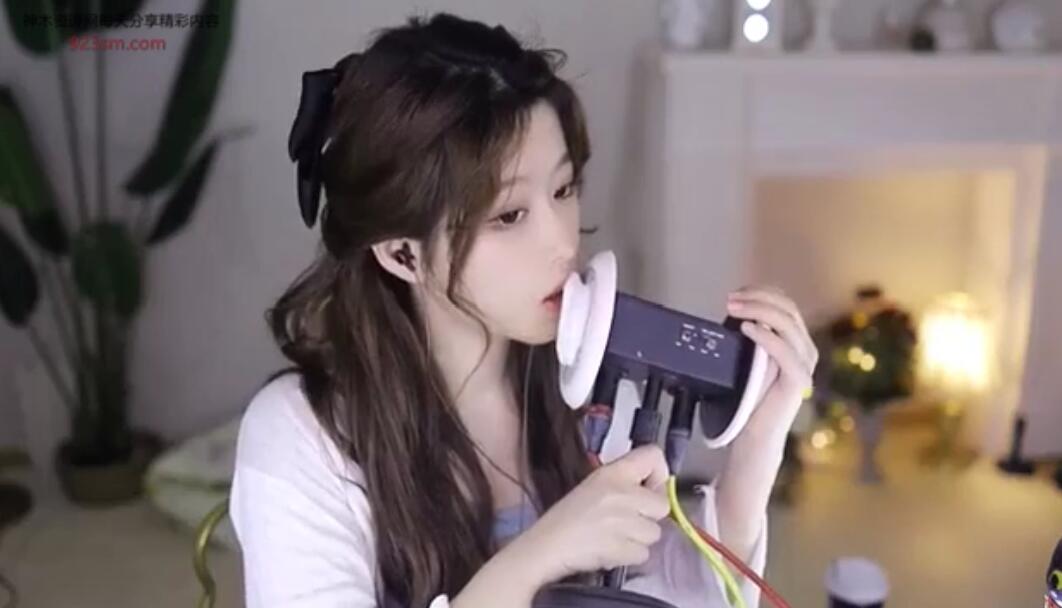 虎牙大伊伊ASMR舔耳 老公