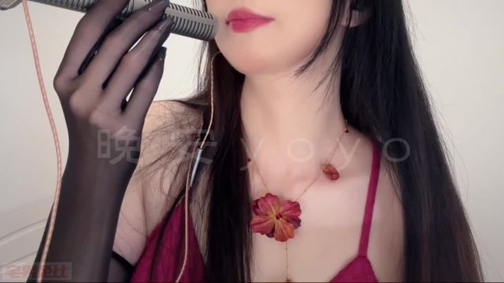 晚安yoyo ASMR视频在线播放:口腔音舔耳助眠与灯光触发放松体验
