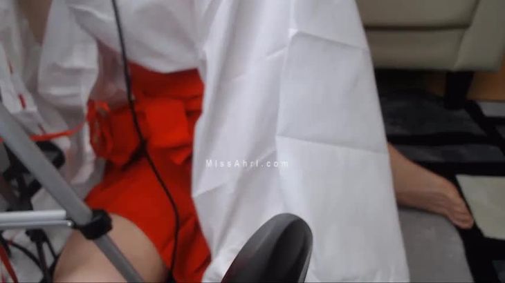 利香ASMR视频在线播放:温柔舔耳与助眠音效,KU100麦克风高清体验